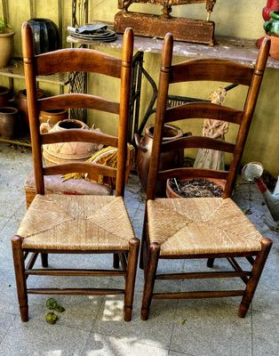 Stoelen, zetels & banken – zitmeubels met gebruikssporen