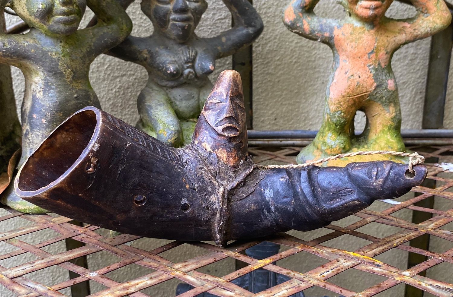 Prachtige Afrikaanse rituele blaashoorn waarschijnlijk  – sculpturaal en geladen