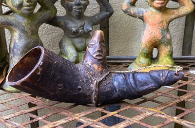 Prachtige Afrikaanse rituele blaashoorn waarschijnlijk  – sculpturaal en geladen