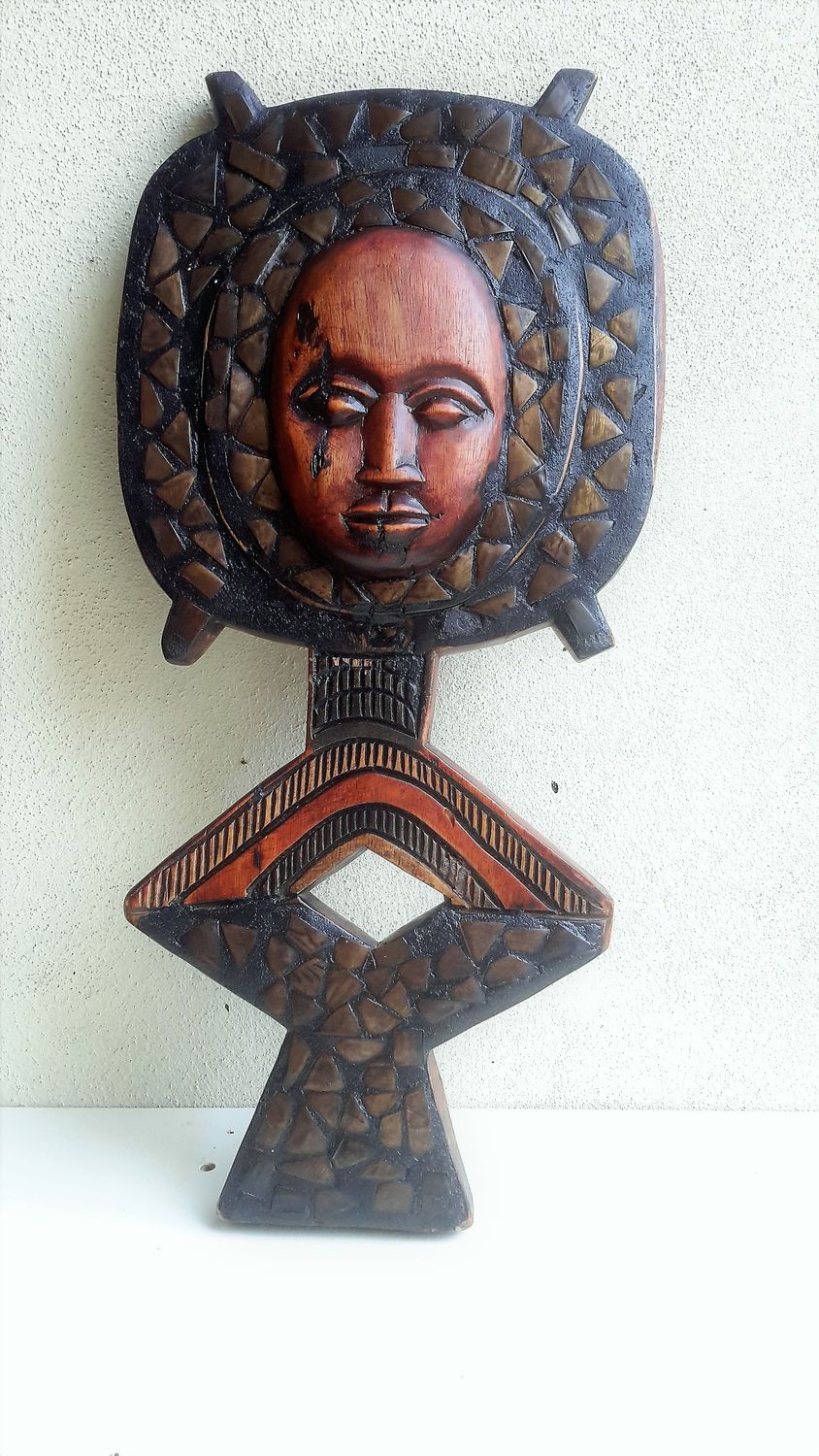 Authentiek Afrikaans masker met koperinleg – krachtig en decoratief