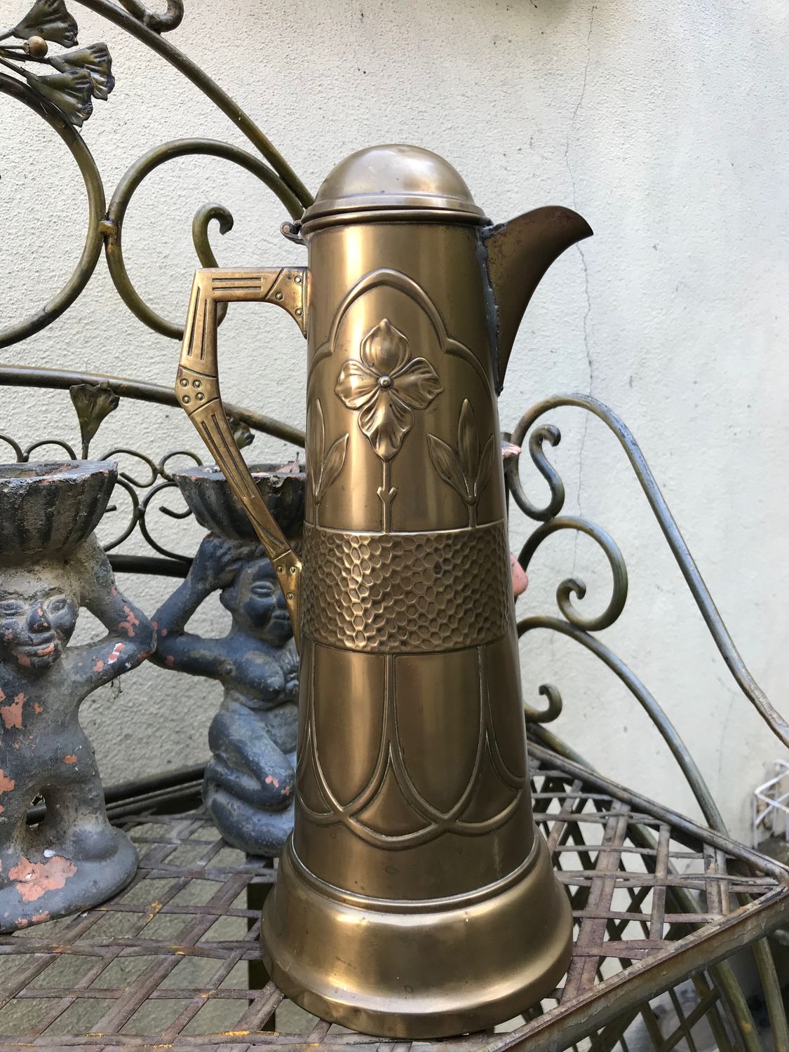 Art Nouveau koperen wijnkan – sierlijke florale reliëfs, vroege 20e eeuw Art Nouveau koperen wijnkan – sierlijke florale reliëfs, vroege 20e eeuw