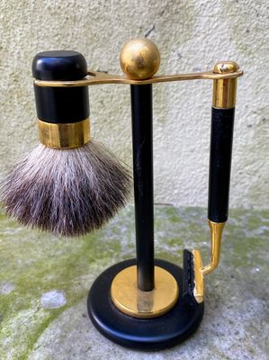 Verfijnde Franse scheerset op elegante standaard – ca. 1975–2000