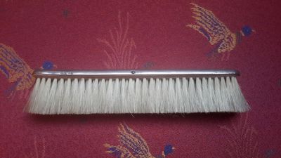 Antieke zilveren kledingborstel met monogram – elegantie uit de 19de eeuw