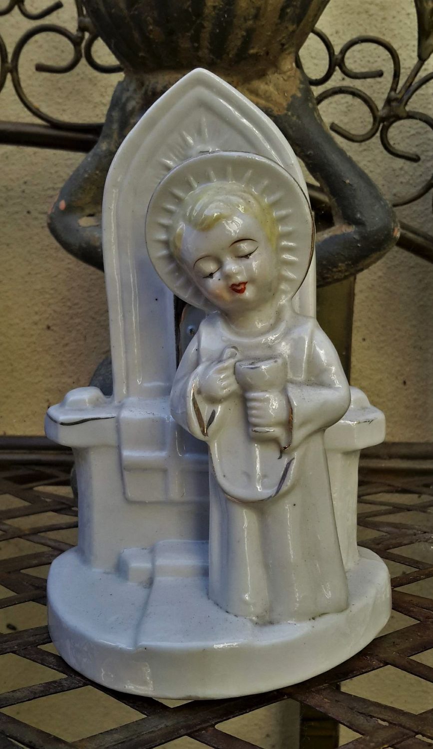 Prachtig Vintage Porseleinen Devotiebeeld – Engel/Priesterkind in Priestergewaad met Altaar en Hostie, Sacraal Communieobject ca. 1930–40
