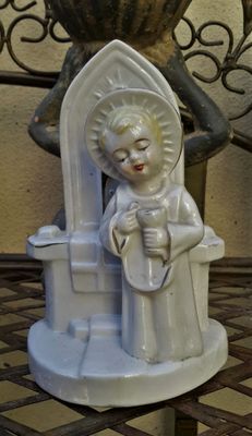 Prachtig Vintage Porseleinen Devotiebeeld – Engel/Priesterkind in Priestergewaad met Altaar en Hostie, Sacraal Communieobject ca. 1930–40