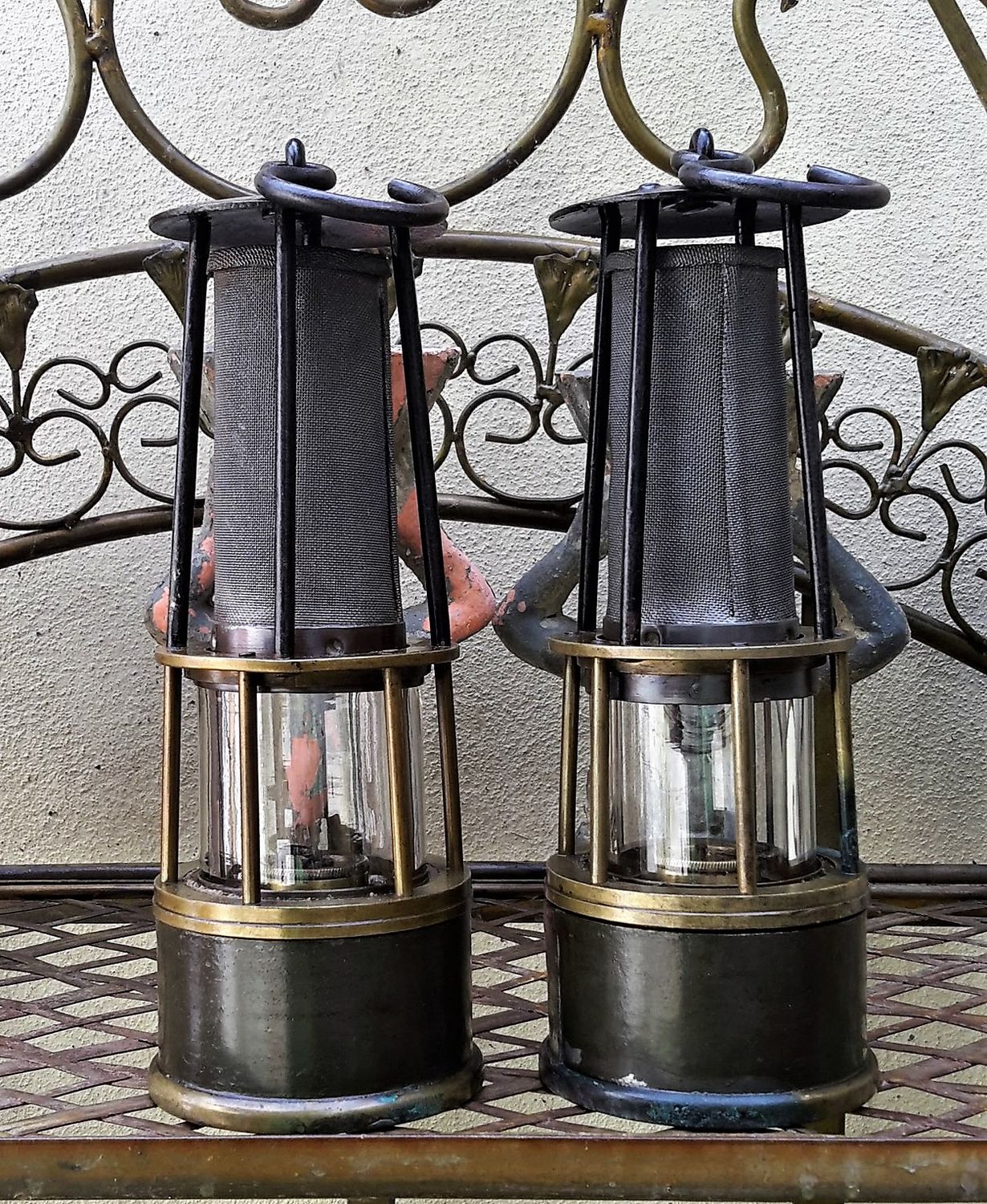 Koppel originele Belgische mijnwerkerslampen ca. 1930 – staal, koper en glas met ophanghaak en mica-filter