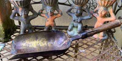 Antieke Franse kolenschop in Gehamerde Messing met Houten Handvat