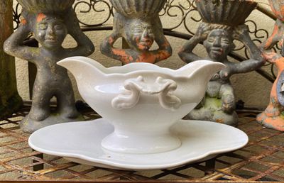 Antieke witte sauskom met dubbeloorornament Model Imperial – Société Céramique Maastricht, ca. eind 19e – begin 20e eeuw