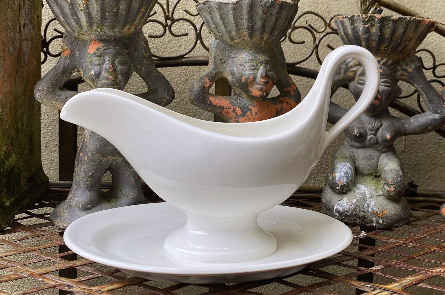 Antieke sauskom (Saucière) met aangehechte onderplaat Manufacture Imperiale et Royale Nimy Belge - begin 20ste E Antieke sauskom (Saucière) met aangehechte onderplaat Manufacture Imperiale et Royale Nimy Belge - begin 20ste E