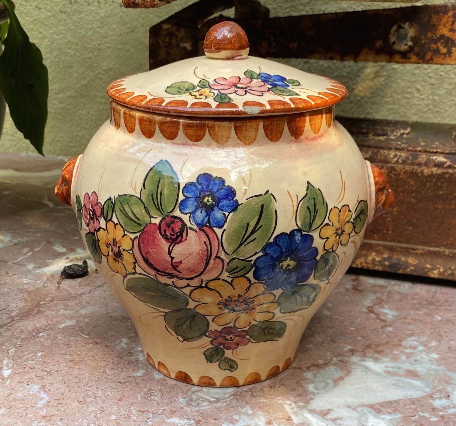 Vintage aardewerken keukenpot met deksel versierd met bloemen en leeuwenkopjes – ca. 20e eeuw