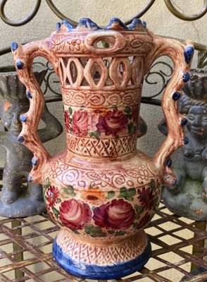 Antieke gedecoreerde vaas in Majolica Aardewerk met bloemenmotief - gesigneerd Robbia, ca. 20ste E