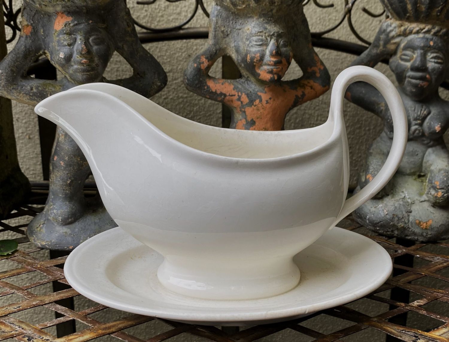 Antieke saucière met aangehechte onderplaat – P. Regout Maastricht, ca. 1836–1890 Antieke saucière met aangehechte onderplaat – P. Regout Maastricht, ca. 1836–1890