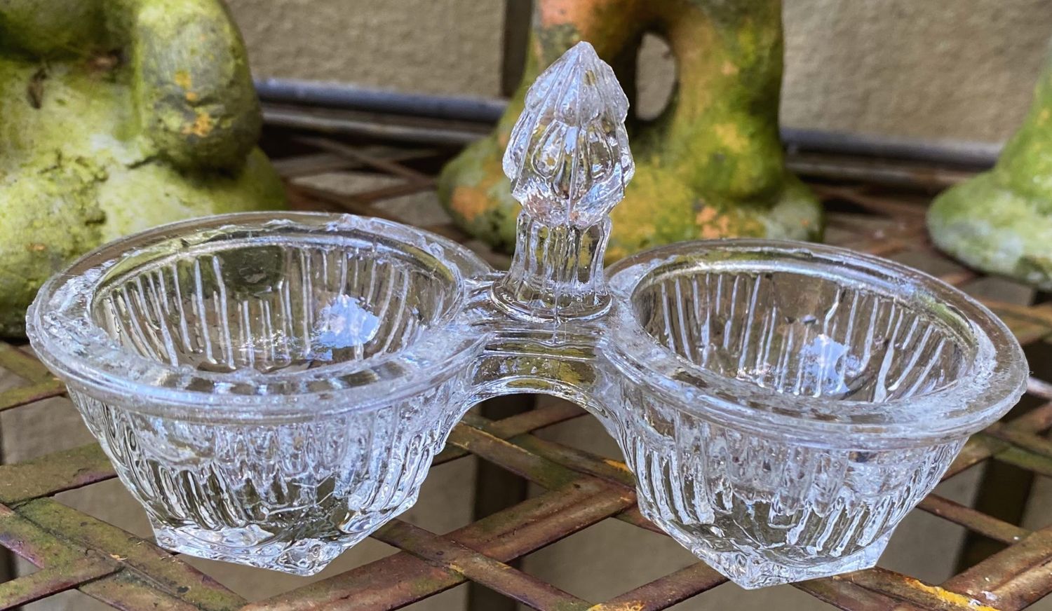 ​Franse persglazen zout‑ en peperhouder met gestileerde details – ca. 1950