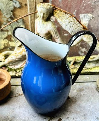 Elegante Koningsblauwe Poolse Emaille Kan met patina  – ca. 1960