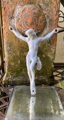 Corpus Christi in Geglazuurd Biscuit Porselein – Frans Religieus Kruisbeeld ca. 1900 Corpus Christi in Geglazuurd Biscuit Porselein – Frans Religieus Kruisbeeld ca. 1900