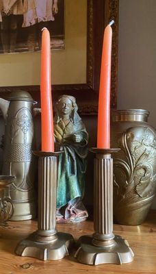 Antieke bronzen kandelaars – Zuilstijl met roodkoperen patina