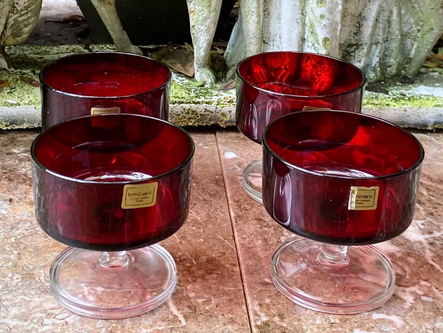 Vintage set van 4 robijnrode sokkelglazen – Luminarc Verrerie d’Arques France, jaren ’70