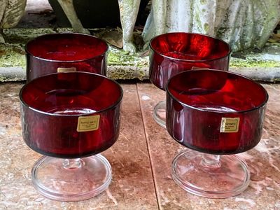 Vintage set van 4 robijnrode sokkelglazen – Luminarc Verrerie d’Arques France, jaren ’70