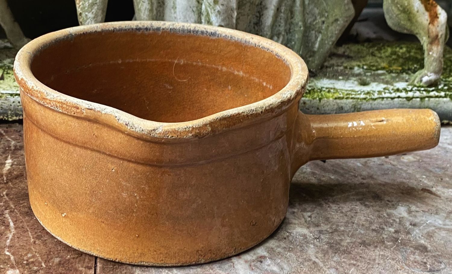 Antieke handgemaakte terracotta steelpan met tuit - okerbruin geglazuurd aardewerk, ca. 1950 Antieke handgemaakte terracotta steelpan met tuit - okerbruin geglazuurd aardewerk, ca. 1950
