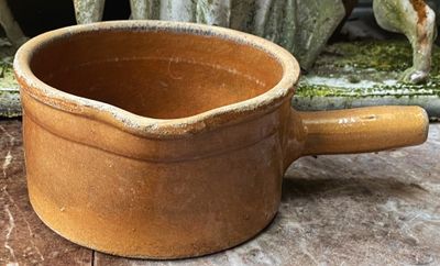 Antieke handgemaakte terracotta steelpan met tuit - okerbruin geglazuurd aardewerk, ca. 1950