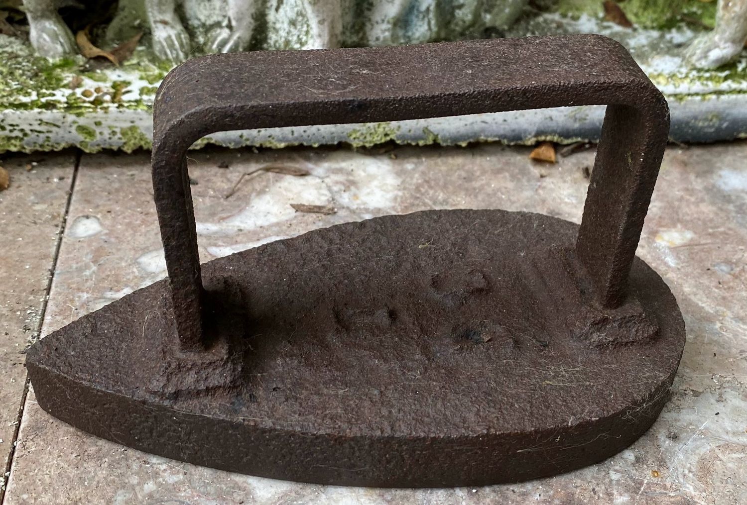 Antiek gietijzeren strijkijzer – gemarkeerd N° 7 DC, ca. eind 19e / begin 20e eeuw