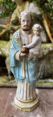 Antiek biscuit beeldje van Sint Jozef met kindje Jezus en wereldbol, Duitsland ca. begin 20e eeuw Antiek biscuit beeldje van Sint Jozef met kindje Jezus en wereldbol, Duitsland ca. begin 20e eeuw