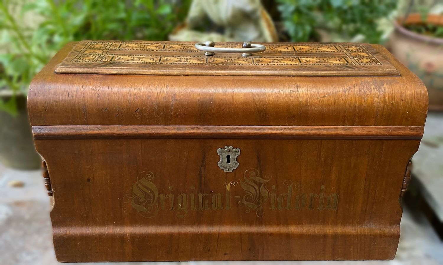 Prachtige houten stofkap “Original Victoria” – Duitse houtsnijkunst voor Mundlos naaimachines uit de jaren 30