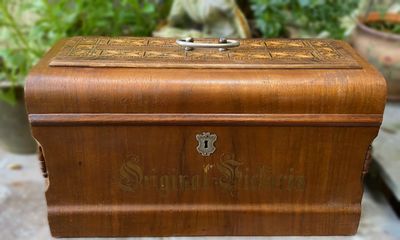 Prachtige houten stofkap “Original Victoria” – Duitse houtsnijkunst voor Mundlos naaimachines uit de jaren 30