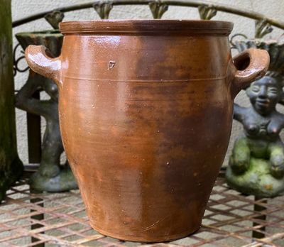 Antieke Franse grespot met handvatten okergeel geglazuurd aardewerk  – 19e eeuw