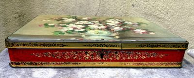 Vintage blik "tuil witte en rode Magnoliabloesems in decoratieve Vaas" van Côte d'Or Le Bon chocolat Belge – ca. 1950–1970