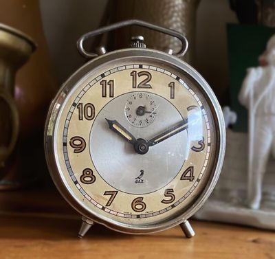 Franse chromen Jaz‑wekker met gele wijzerplaat – jaren 1950