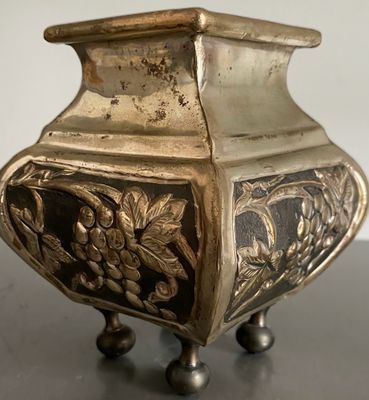 Decoratief balustervaasje op bolpootjes, vernikkeld met druivenmotief in bas-reliëf – India Decoratief balustervaasje op bolpootjes, vernikkeld met druivenmotief in bas-reliëf – India