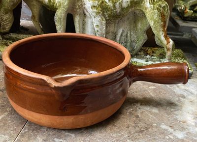 Vintage Franse terracotta caquelon of steelpan met tuit – geglazuurd zandsteen, Made in France,  jaren ’30–’40