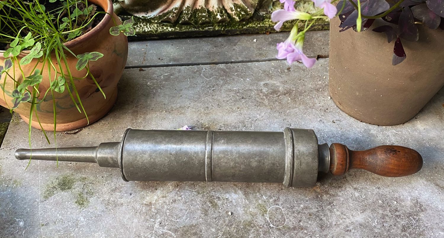 Antieke klisteerspuit of uitspoelapparaat van tin en koper – 19de eeuw