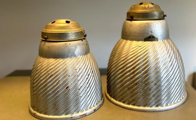 Unieke Engelse industriële gespiegelde glazen lampenkappen – Helioray, ca. 1930