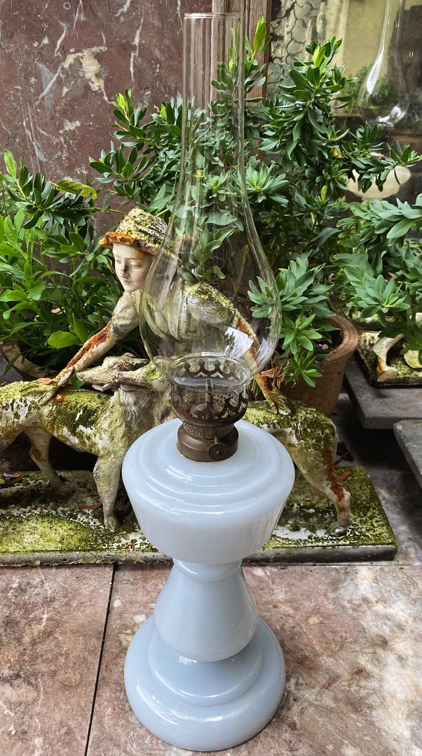 Antieke Blauwgrijze Opaline Olielamp – Lempereur & Bernard, ca. eind 19e eeuw