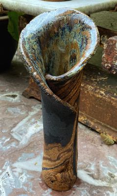 Rustieke hoge smalle keramische vaas – roestkleurig steengoed met shino glazuur, jaren ’70