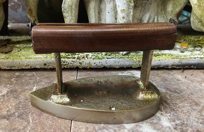 Zeldzaam antiek strijkijzer - verchroomd blank smeedijzer met afneembaar houten handgreep, ca. 1920–1930