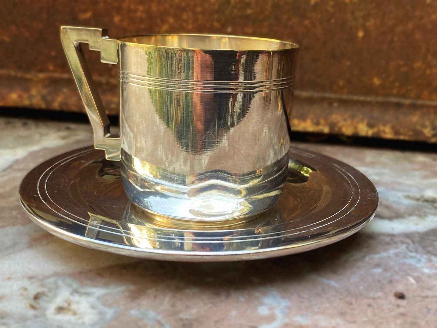 Verzilverde Art Deco koffie‑ of theemok met schotel – jaren ’30