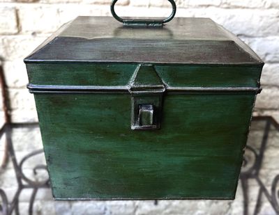 Oud metalen bakkersblik in groene Art Decostijl  met een prachtige patina (ca. 1926)