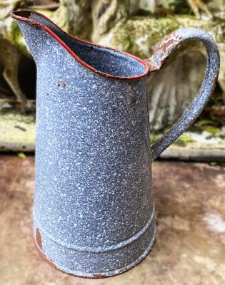 Oude sleetse brocante emaille waterkan grijs wit gespikkeld afkomstig uit een nonnenklooster - ca. 1900