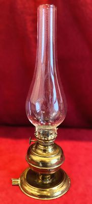 Vintage miniatuur geelkoperen tafel of nacht olielampje Brevete L en B – eind 19de eeuw