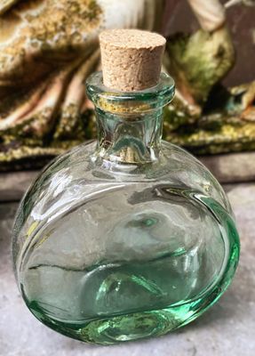 Vintage transparant lichtgroen apothekersflesje met kurkje – ca. 20e eeuw