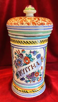 Rijk veel kleurige handbeschilderde terracotta apothekerspot Myrrha met deksel – ca. 20e eeuw Rijk veel kleurige handbeschilderde terracotta apothekerspot Myrrha met deksel – ca. 20e eeuw