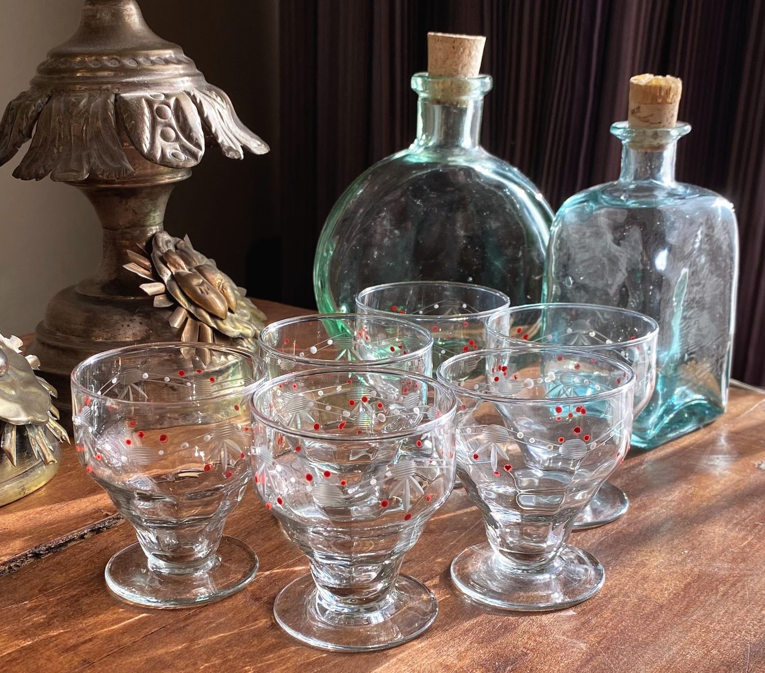 Set van 6 Art Deco geslepen kristallen met emailleverf gedecoreerde borrelglazen  – België, jaren ’30/’40