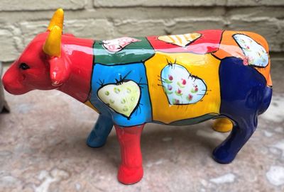 ​Kleurrijk keramisch koeienbeeld beschilderd en gedecoreerd met unieke hartmotieven​– ca. 2000