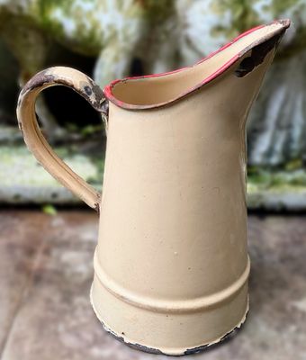 Oud sleets brocante emaille melkkannetje afkomstig uit een nonnenklooster – ca. 1900