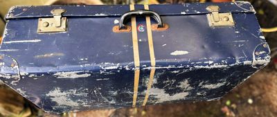 Brocante metalen reiskoffer ca. 1900–1920 – Marineblauw met gele strepen