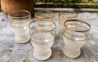 Set van 4 vintage frosted borrelglaasjes met gouden rand – jaren ’50