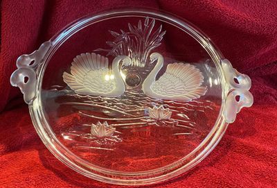 Mikasa glazen Taartschotel met zwanen op sokkel - Walther Glaa Duitsland ca. 1989–1991